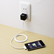 家庭用コンセントがあれば、いつでもどこでもiPodやiPhoneを充電可能。
