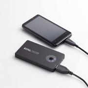 付属のUSBケーブルまたは別途用意した対応ケーブルを接続することで、本体への充電やスマートフォンへの給電が可能
