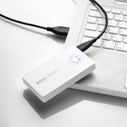 付属のUSBケーブルまたは別途用意した対応ケーブルを接続することで、本体への充電やスマートフォンへの給電が可能