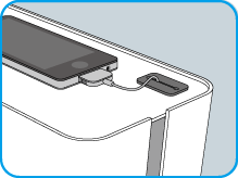 ケーブル穴から充電器を通すことも可能。