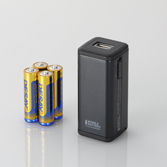 単3形乾電池4本が付属。電池をセットして対応する充電用ケーブルを接続するだけで充電可能。