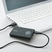 付属のUSBケーブルを本製品の充電用ポートに接続し、パソコンのUSBポートに接続することで、本製品を充電可能