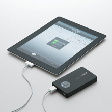 iPad/iPad 2に対応した充電用ケーブルを接続することでiPad/iPad 2を充電可能。※写真は使用イメージ