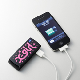 iPhone/iPodへの給電は、お手持ちのDockコネクタ搭載充電ケーブルで可能。