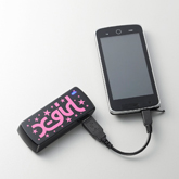 スマートフォンへの給電は、付属の充電ケーブルまたはお手持ちの充電ケーブルで可能。