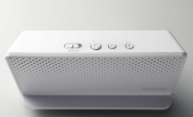 本体上面に電源ON/OFFスイッチ、着信応答/通話終了スイッチ、ボリューム調整ボタンを装備。
