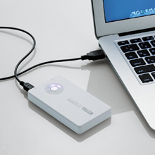 付属のUSBケーブルで本製品とパソコンを接続することで、本製品を蓄電可能