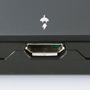 本製品への給電/充電用にUSB microBポート(メス)を搭載。