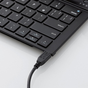 充電式リチウムイオン電池を装備し、付属のUSBケーブルで充電可能。