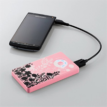 3000mAh・約1.2回充電“DE-M02L-3010シリーズ”写真:使用イメージ DE-M02L-3010G02〈柄02〉