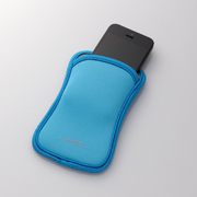 出し入れしやすいスリップインタイプに、スマートフォンをしっかりホールドして落下を防止するくびれ形状を採用。