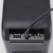 前面の3ポートに加え、背面にもUSB Aポートを1つ装備。