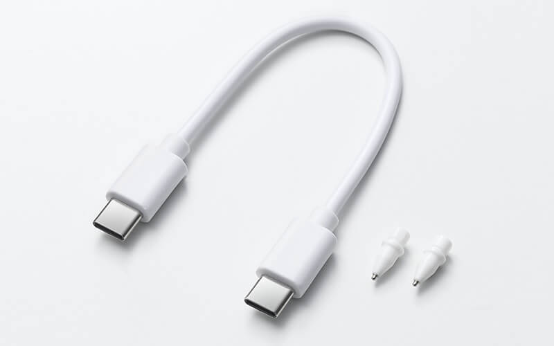 充電ケーブルとペン先2個が付属