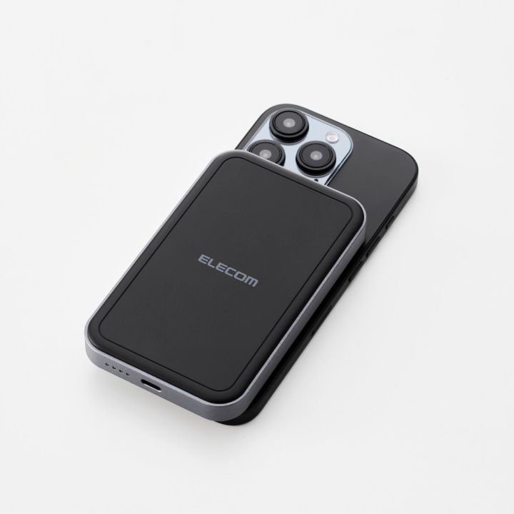 マグネットでiPhoneに吸着!ワイヤレス充電できるモバイルバッテリー