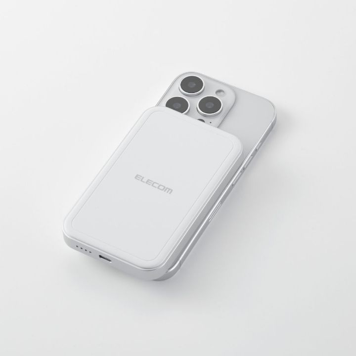 マグネットでiPhoneに吸着!ワイヤレス充電できるモバイルバッテリー