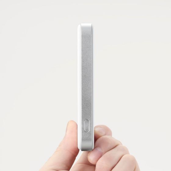 マグネットでiPhoneに吸着!ワイヤレス充電できるモバイルバッテリー