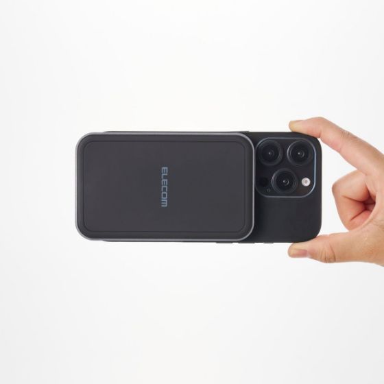 マグネットでiPhoneに吸着!ワイヤレス充電できるモバイルバッテリー