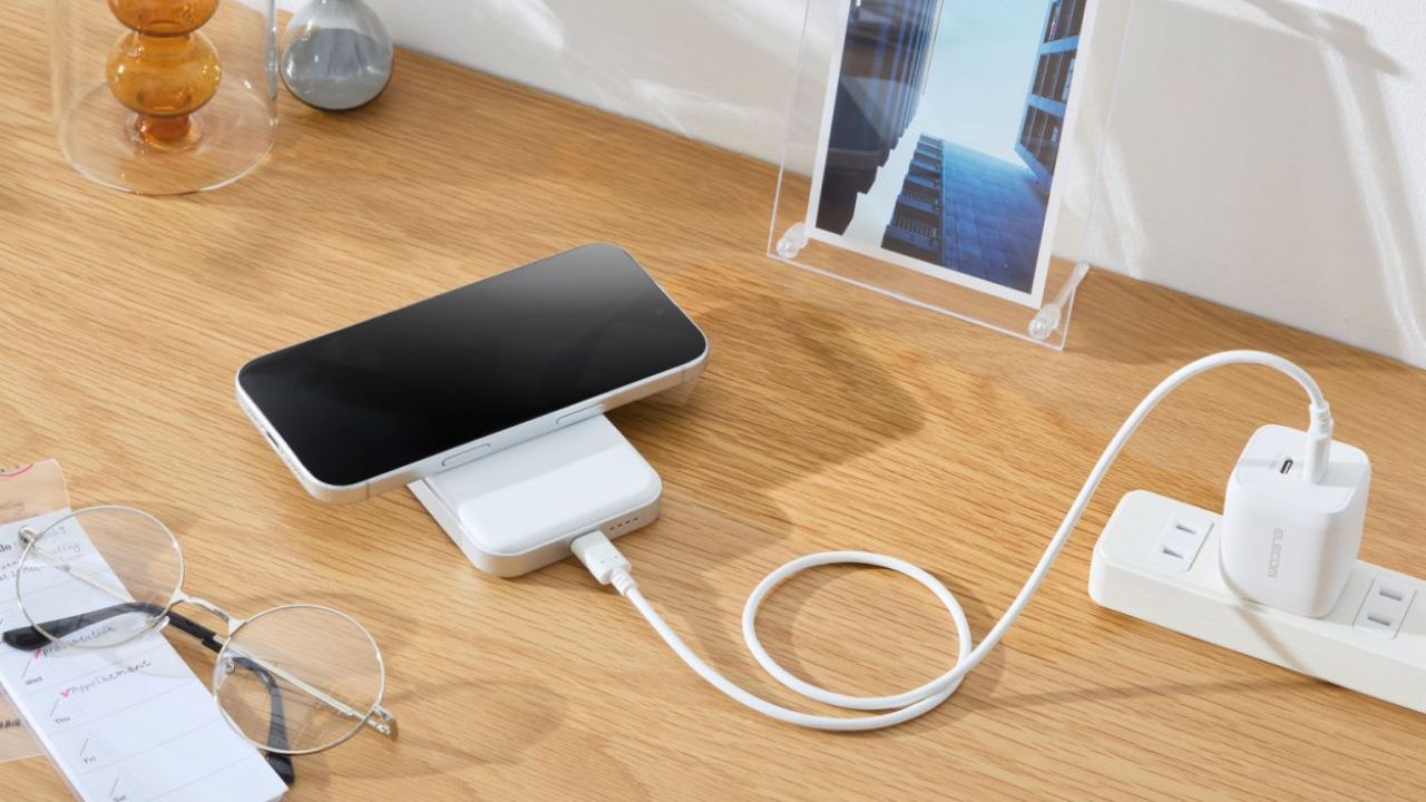 ケーブルを使っての充電も可能