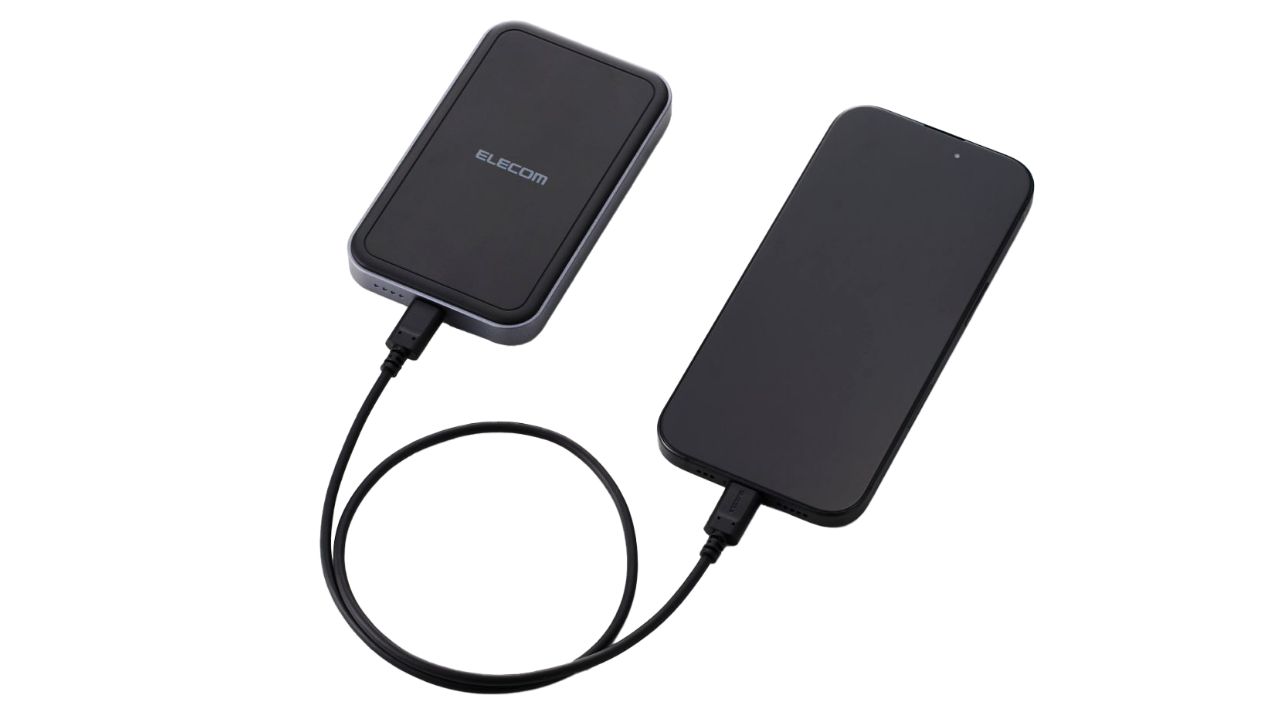 ケーブルを使っての充電も可能
