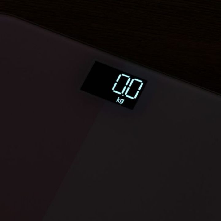 表示が見やすい黒色背景の液晶デザインを採用