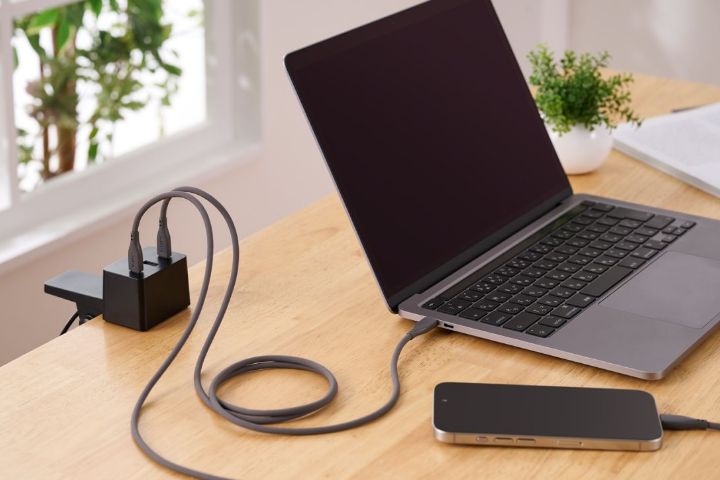 USB Power Delivery対応。スマートフォンやタブレット、ノートパソコンなど幅広い機器を充電可能