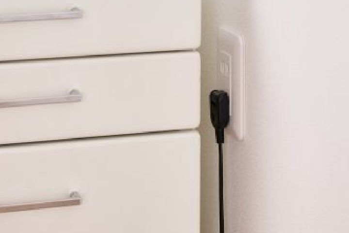 机やベッドなどに挟んで使えるクリップ構造