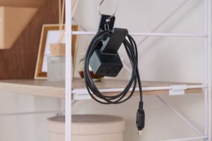 机やベッドなどに挟んで使えるクリップ構造