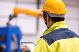 工事現場でタブレットを使うイメージ