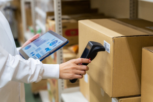 倉庫でタブレットを使うイメージ