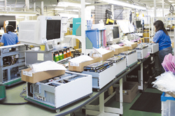 国内自社工場のカスタムコントローラ生産ライン