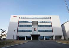 株式会社ニプロンは兵庫県尼崎市に本社、工場を置くスイッチング電源の開発・製造・販売を行うメーカーである。設立以来40年以上の歴史を持ち、コンピュータ用電源メーカーとして国内で唯一の存在である。国内生産にこだわった製品は大手電機メーカーを始め、数多くのユーザーから高く評価されている。またPCパーツ市場向けにも製品を販売しており、やはり品質にこだわるコンシューマユーザーからも人気が高い。