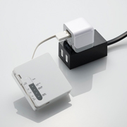 ACアダプタが付属し、家庭用コンセントから充電が可能