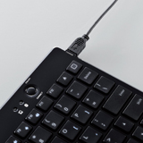 付属の充電用ケーブルで充電可能。