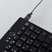 付属の充電用ケーブルで充電可能。