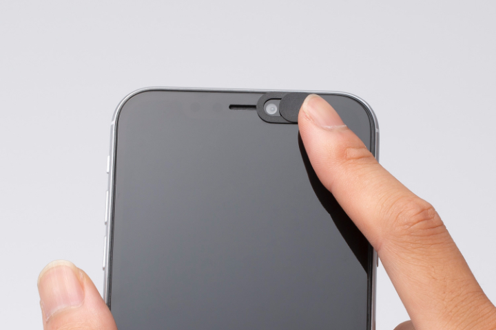小型設計なのでパソコンだけでなくスマートフォンのカメラにも設定可能