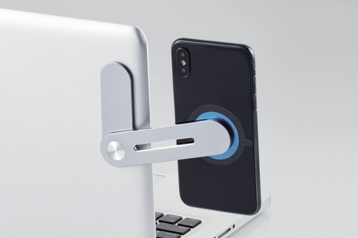 ディスプレイの横にスマートフォンを設置可能