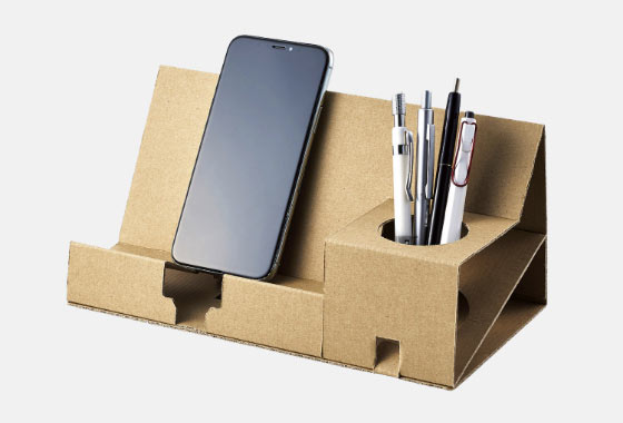 スマホを見やすく、段ボール製のスマホスタンド