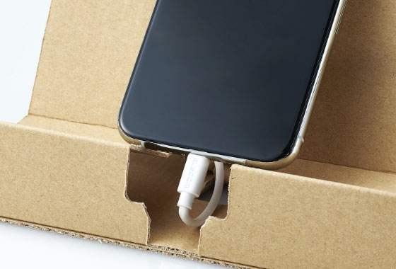 スマホを見やすく、段ボール製のスマホスタンド