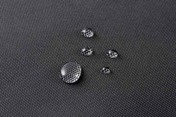 表面生地にはフッ素コーティング撥水加工を施しています