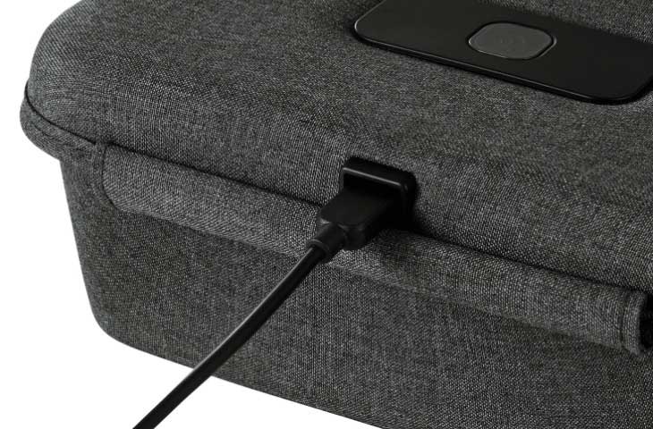 付属のケーブルを本製品とAC充電器に接続することで使用できます