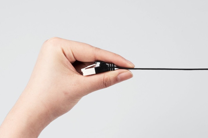 カーペットの下やドアのすき間に配線できる薄さ約1.45mm、幅約6.0mmのフラットタイプです