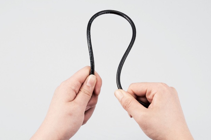 ケーブルがやわらかく取り回しがしやすい、スッキリと配線できる