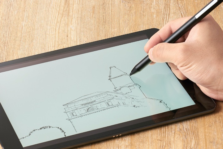指先でのタッチや非電池式のタッチペンでの操作に比べて繊細な描き込みができます