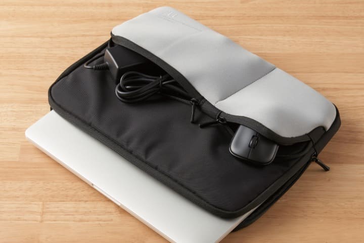マウスやACアダプターなどの分厚い収納物にも対応できる伸縮ポケットが、ケースの前?に付いています