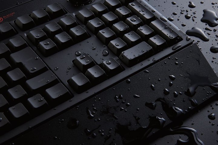 誤って水などの液体をキーボード上にこぼしても、本体裏面の水抜き穴からすぐに液体を排出できる排水機能を装備しています
