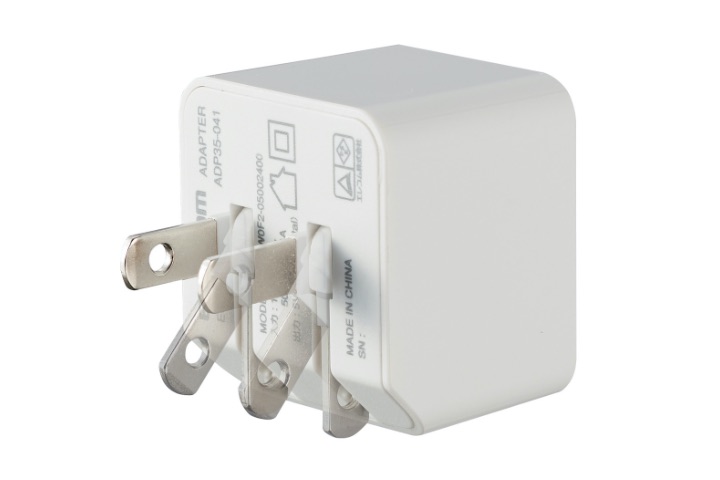 未使用時は電源プラグを折りたたんで、充電器本体にスッキリとコンパクトに収納できます。