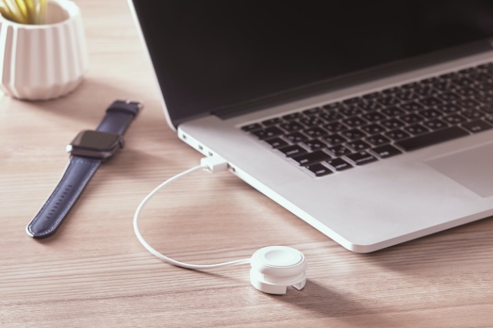 Apple WatchとUSB-A端子を搭載しているパソコンを接続し、充電が可能なApple Watch専用充電ケーブル