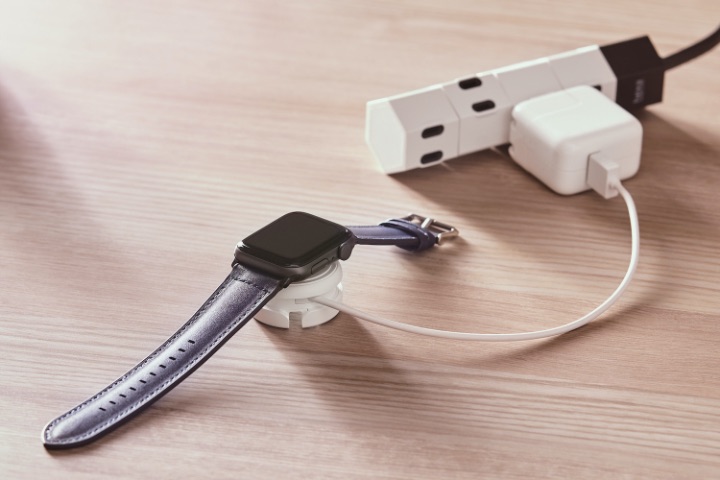 Apple社製品に対応したUSB-Aポート付きの充電器との接続で、家庭用コンセントからの充電も可能