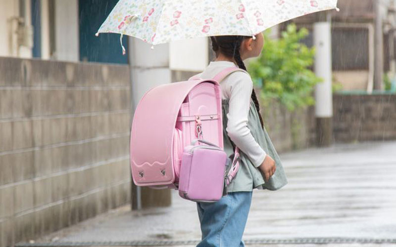 カラビナでランドセルの側面金具に取り付け可能