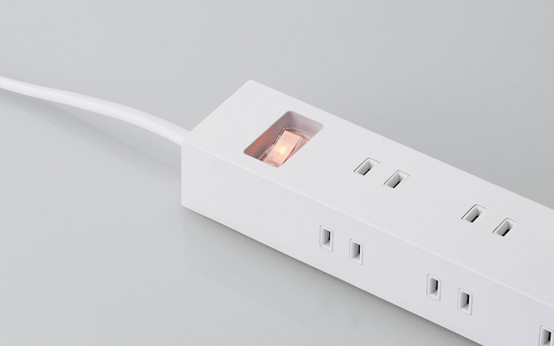 一括スイッチを装備し、待機電力を抑え、まとめてタブレットなどを充電する時も便利